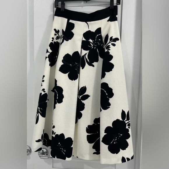WHITE HOUSE BLACK MARKET Full Skirt, Size 2 - Picture 2 of 8